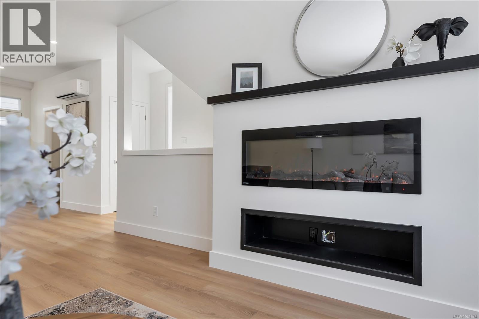 909 Vine Crt, Langford, BC - Indoor With Fireplace