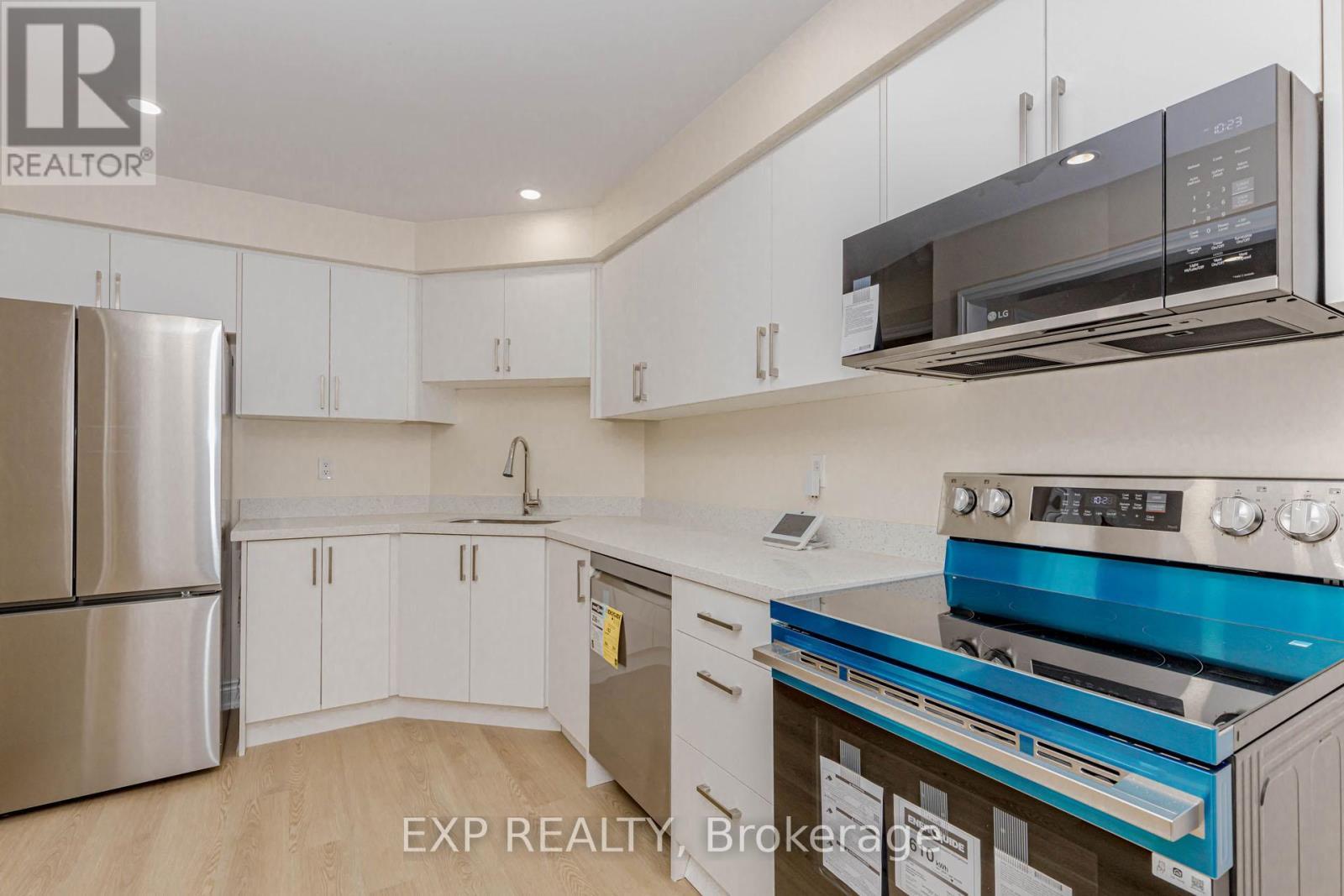 2289 Munn'S Avenue, Oakville, ON - Indoor Photo Showing Kitchen With Stainless Steel Kitchen