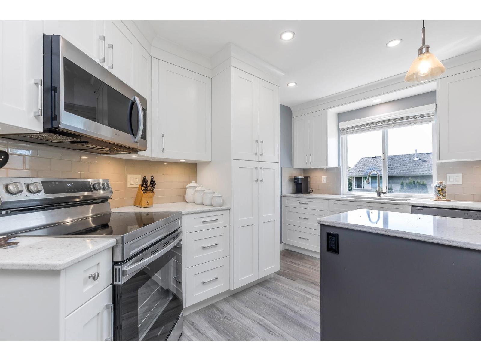35479 Tweedsmuir Drive, Abbotsford, BC - Indoor Photo Showing Kitchen With Upgraded Kitchen