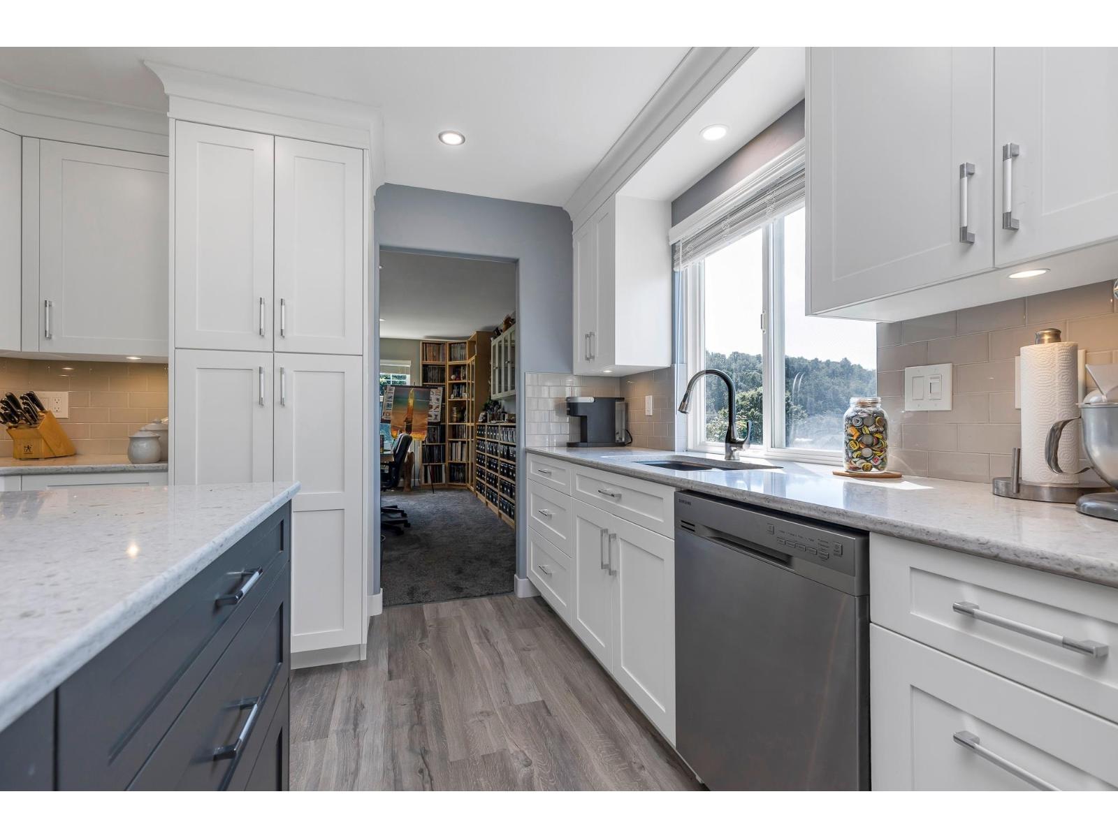 35479 Tweedsmuir Drive, Abbotsford, BC - Indoor Photo Showing Kitchen With Upgraded Kitchen