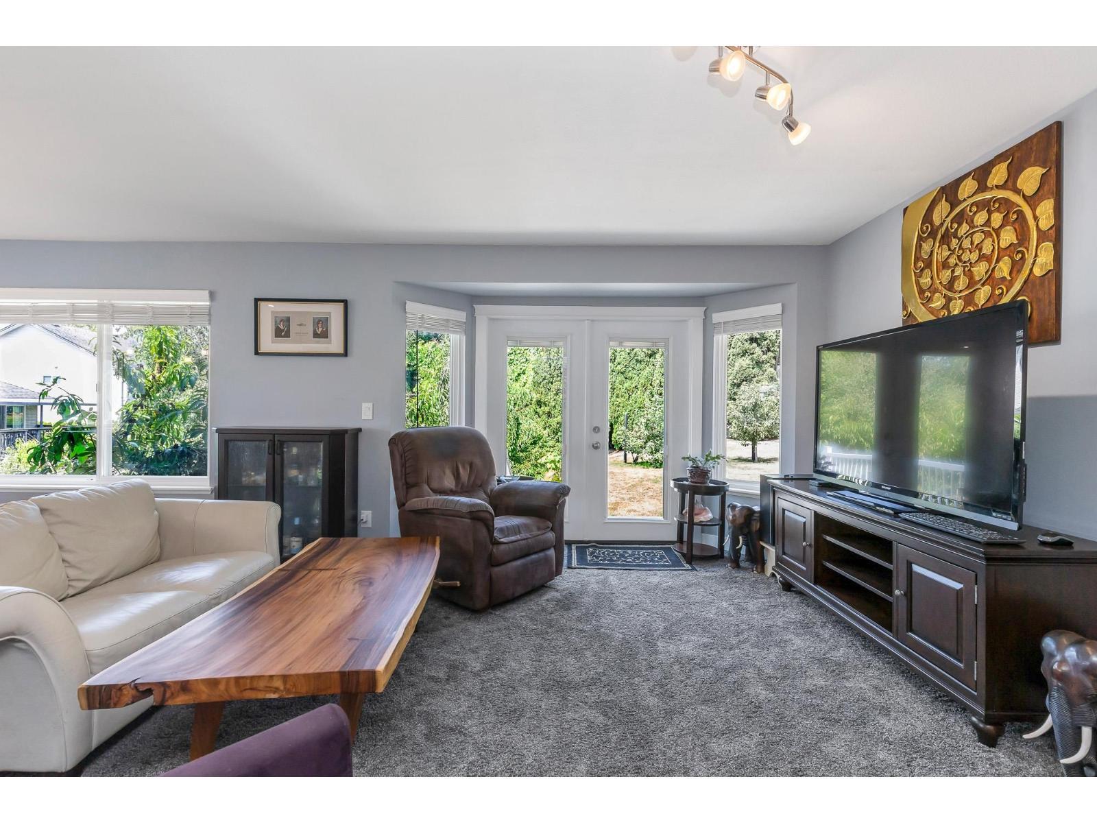 35479 Tweedsmuir Drive, Abbotsford, BC - Indoor Photo Showing Living Room