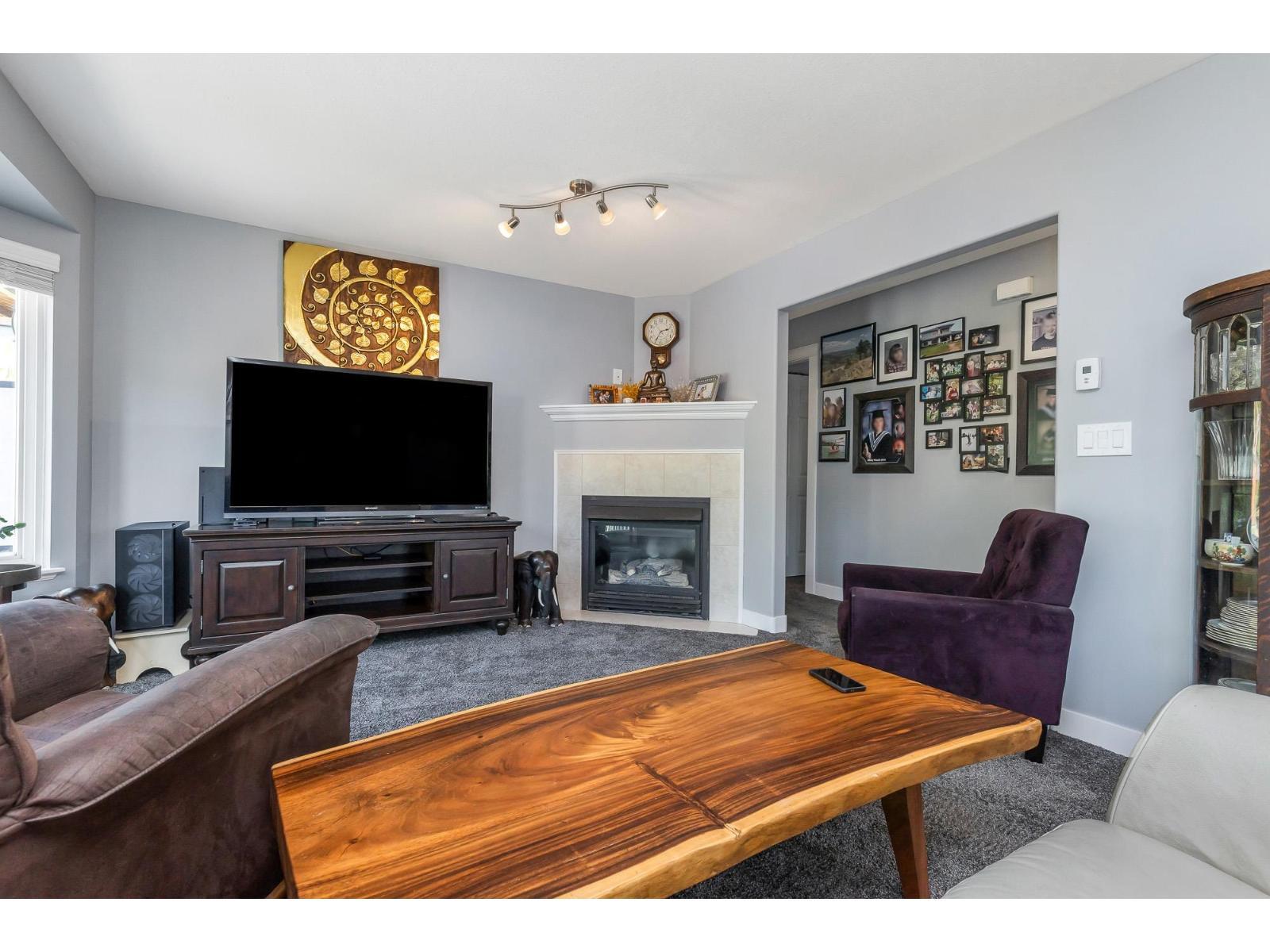 35479 Tweedsmuir Drive, Abbotsford, BC - Indoor Photo Showing Living Room With Fireplace