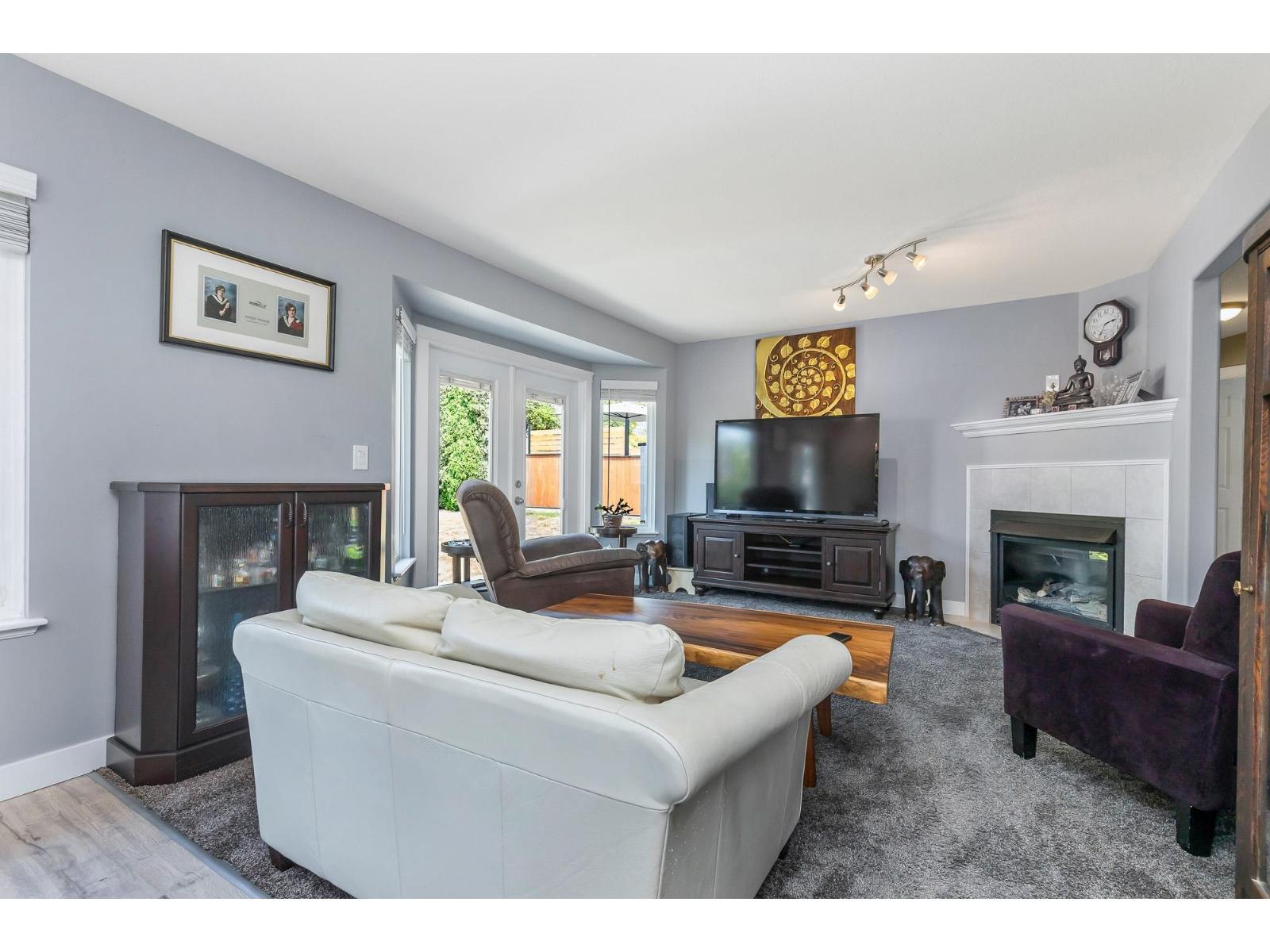 35479 Tweedsmuir Drive, Abbotsford, BC - Indoor Photo Showing Living Room With Fireplace
