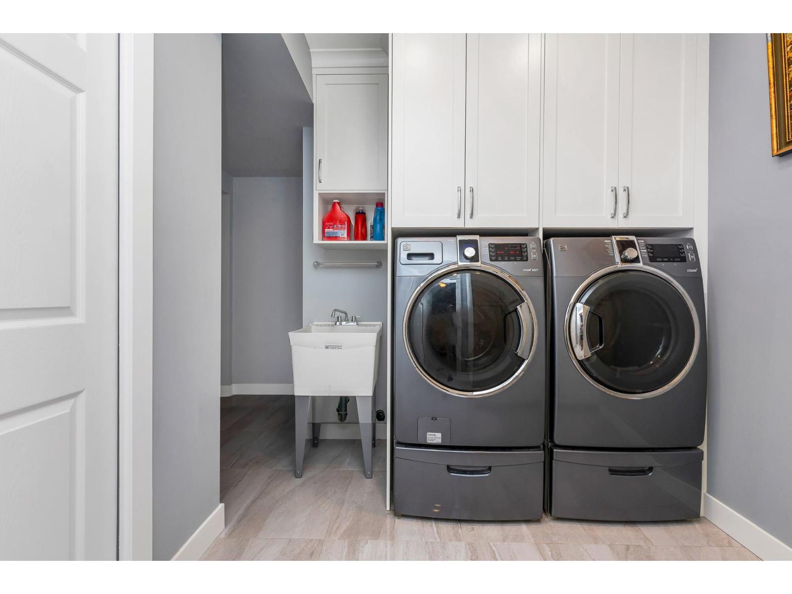 35479 Tweedsmuir Drive, Abbotsford, BC - Indoor Photo Showing Laundry Room