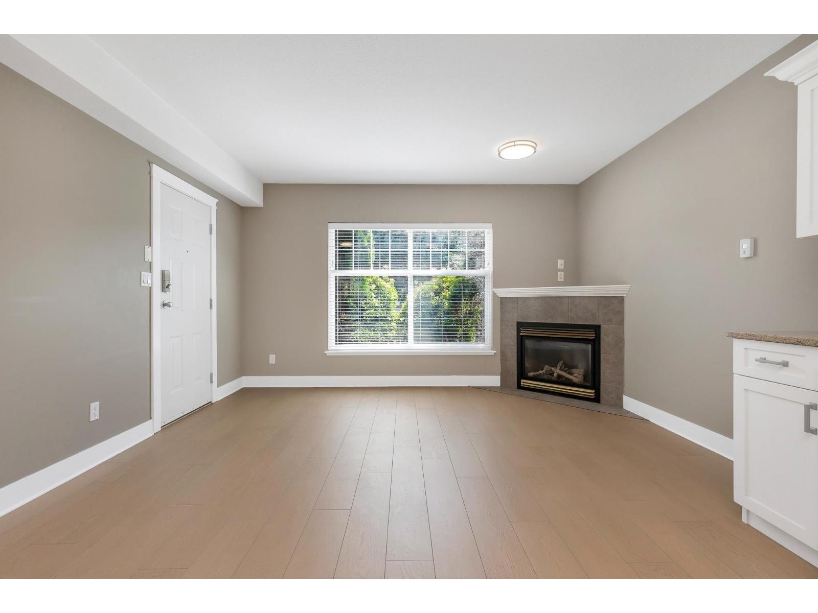 35479 Tweedsmuir Drive, Abbotsford, BC - Indoor Photo Showing Living Room With Fireplace