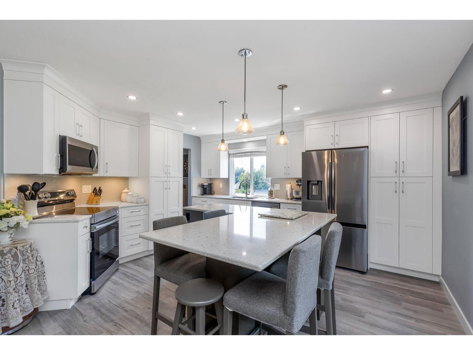 35479 Tweedsmuir Drive, Abbotsford, BC - Indoor Photo Showing Kitchen With Upgraded Kitchen