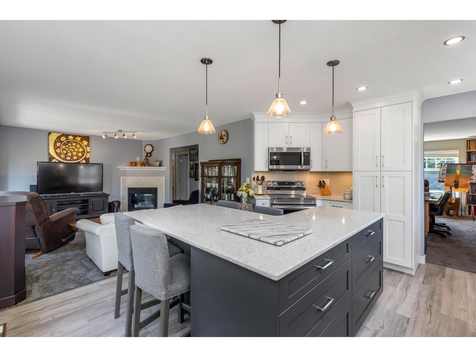 35479 Tweedsmuir Drive, Abbotsford, BC - Indoor Photo Showing Kitchen With Upgraded Kitchen