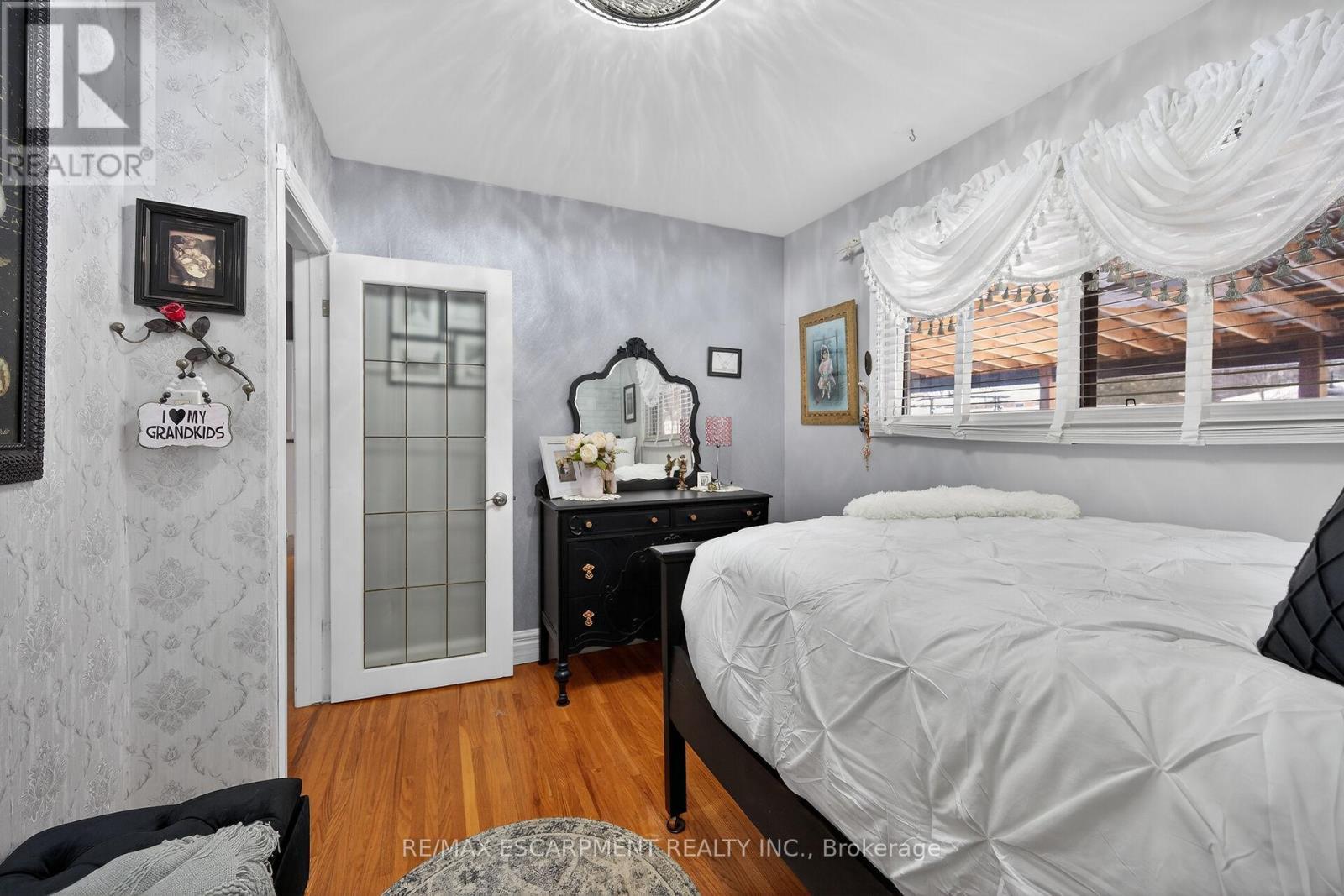 52 Lorne Avenue, Brant, ON - Indoor Photo Showing Bedroom