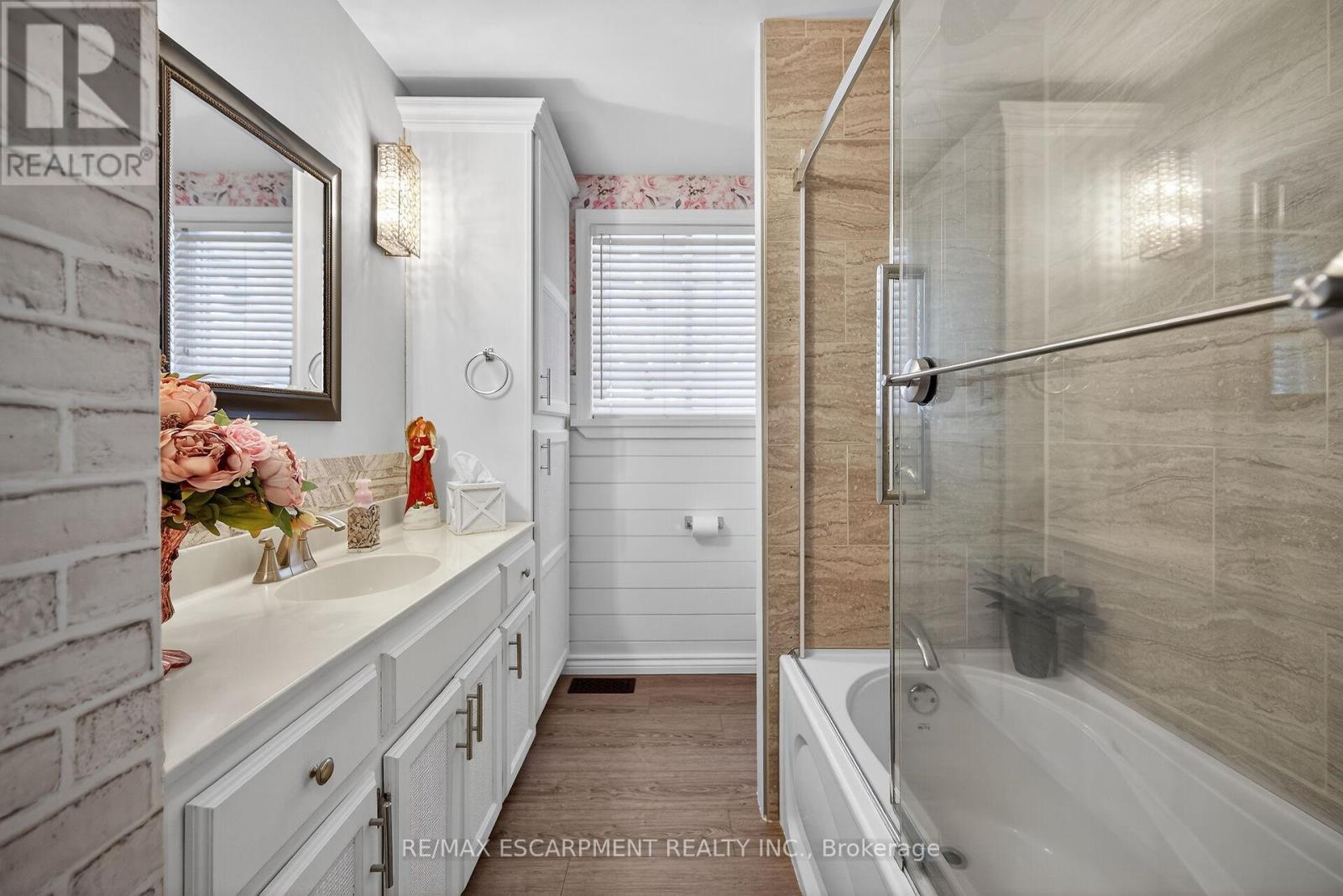52 Lorne Avenue, Brant, ON - Indoor Photo Showing Bathroom