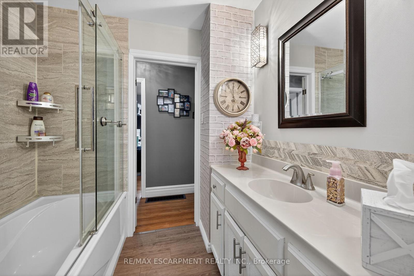 52 Lorne Avenue, Brant, ON - Indoor Photo Showing Bathroom