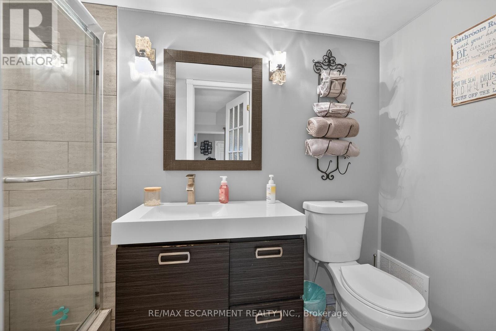 52 Lorne Avenue, Brant, ON - Indoor Photo Showing Bathroom