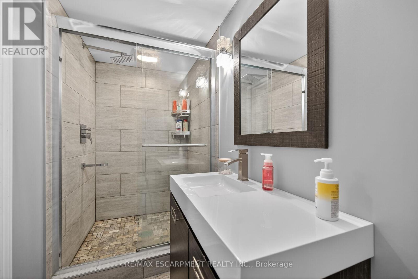 52 Lorne Avenue, Brant, ON - Indoor Photo Showing Bathroom