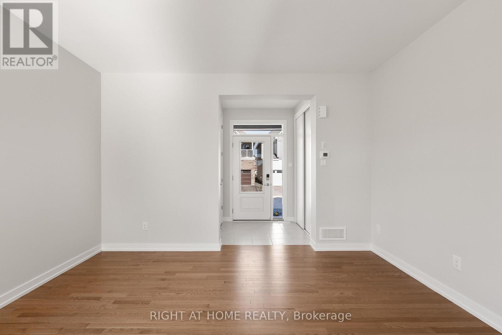 Front Entrance - 940 Seagrave Lane, Ottawa, ON - Indoor Photo Showing Other Room
