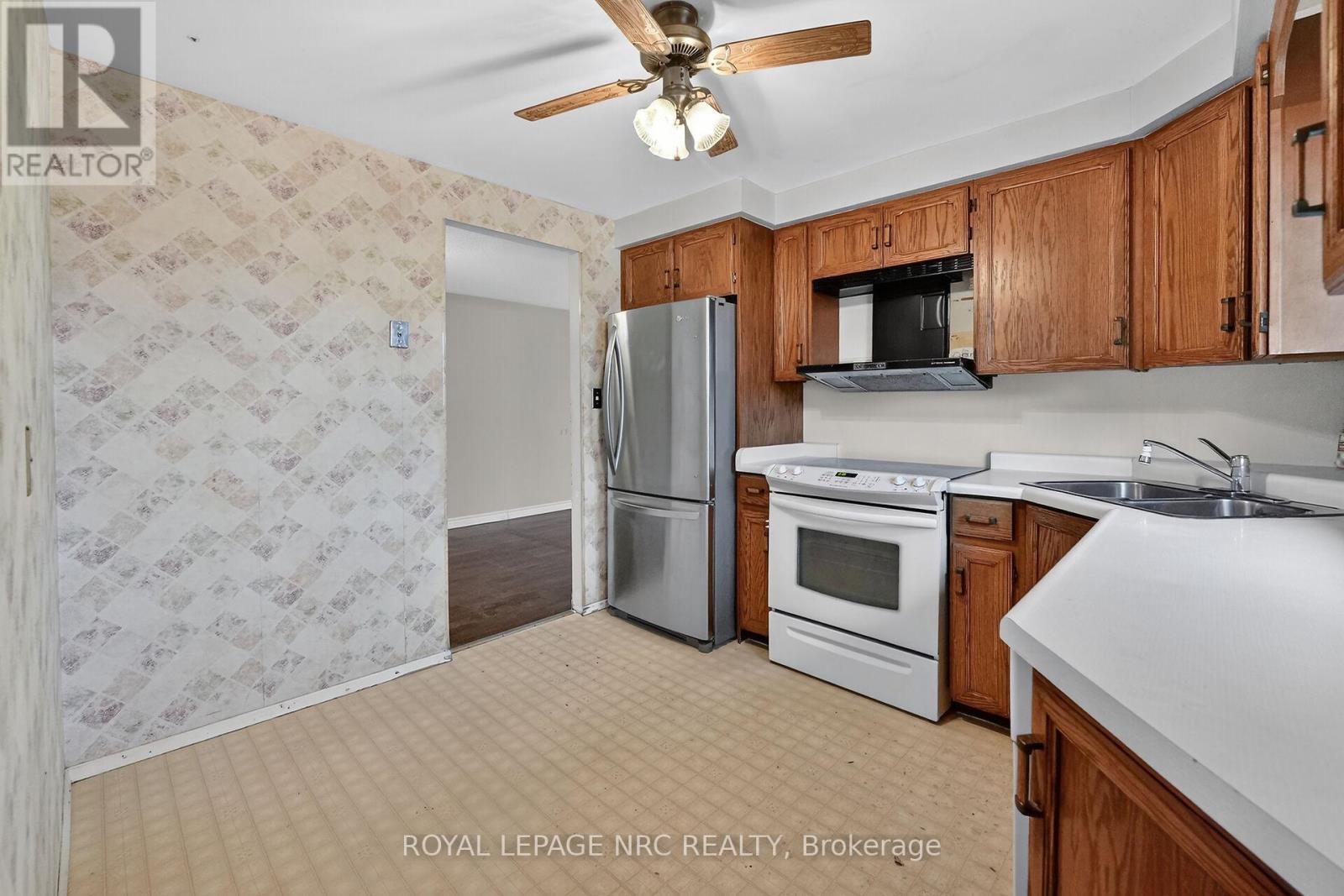 17 Elma Street, St. Catharines (Lakeport), ON - Indoor Photo Showing Kitchen With Double Sink