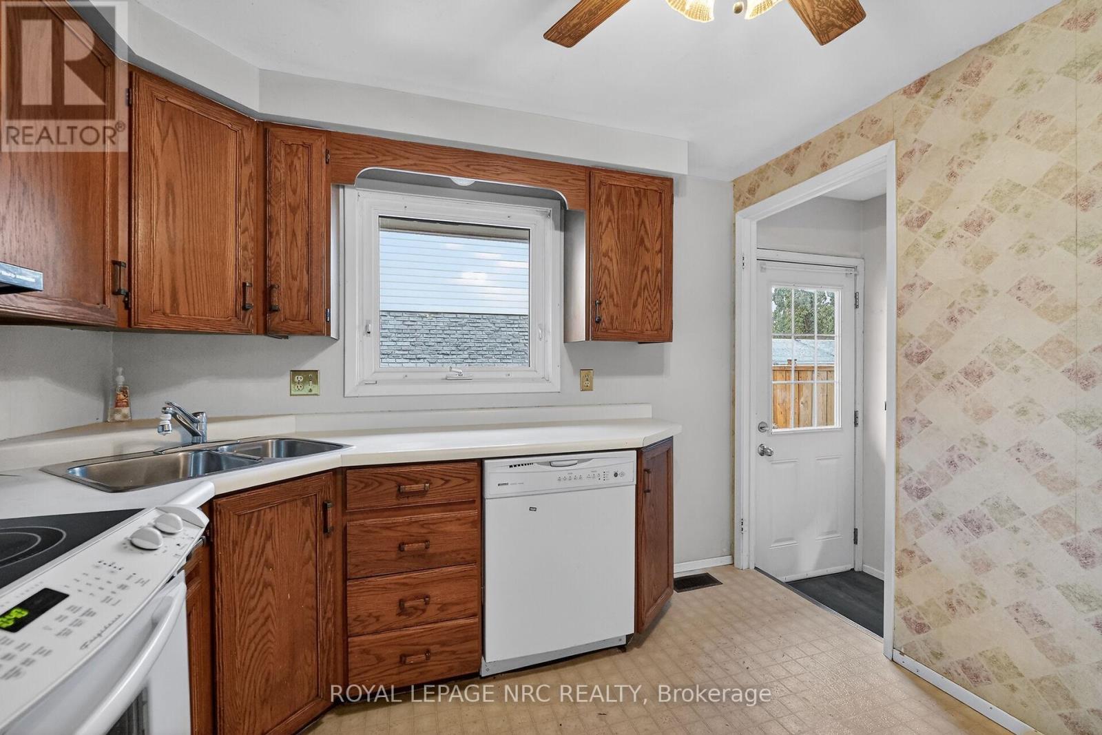 17 Elma Street, St. Catharines (Lakeport), ON - Indoor Photo Showing Kitchen With Double Sink