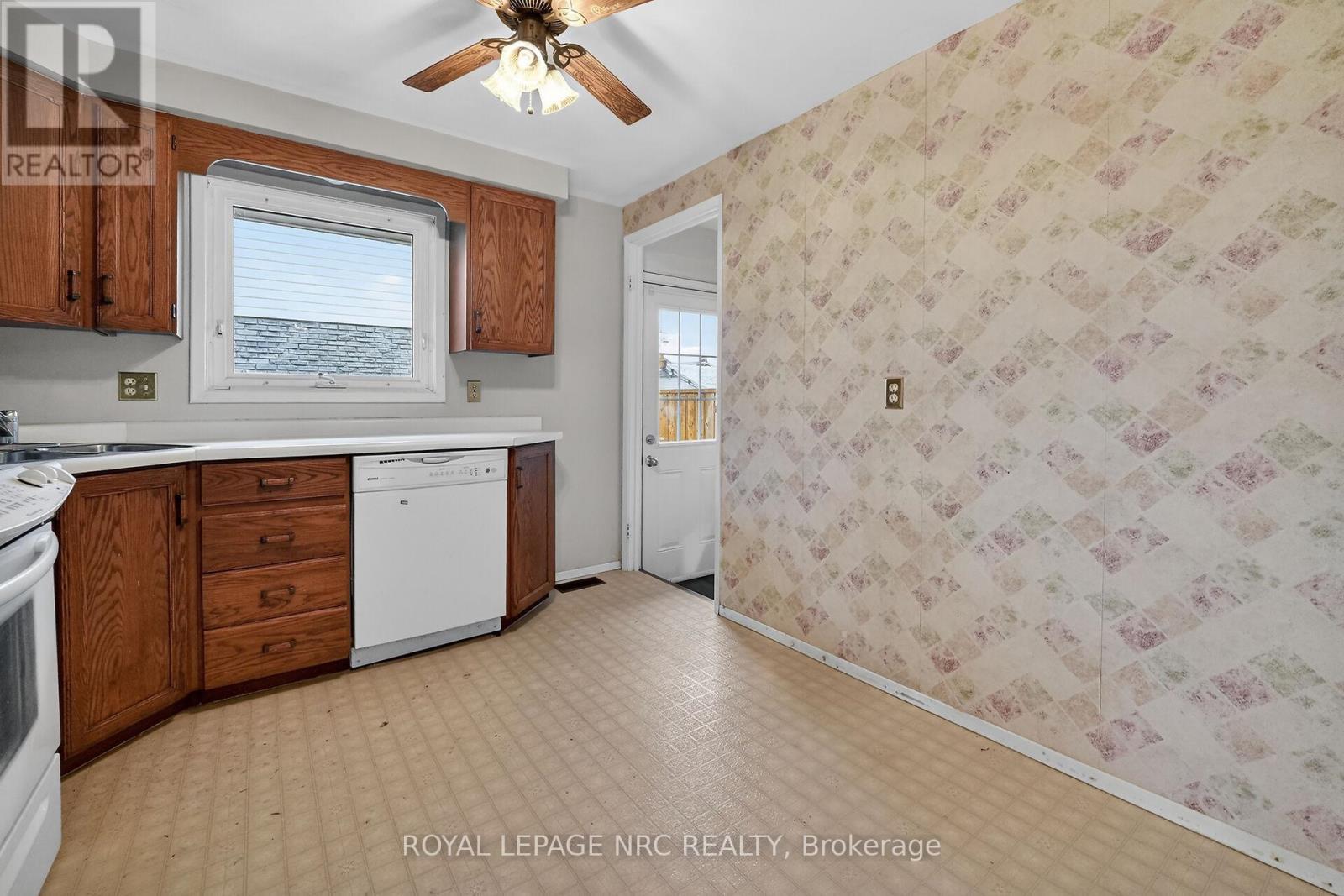 17 Elma Street, St. Catharines (Lakeport), ON - Indoor Photo Showing Kitchen