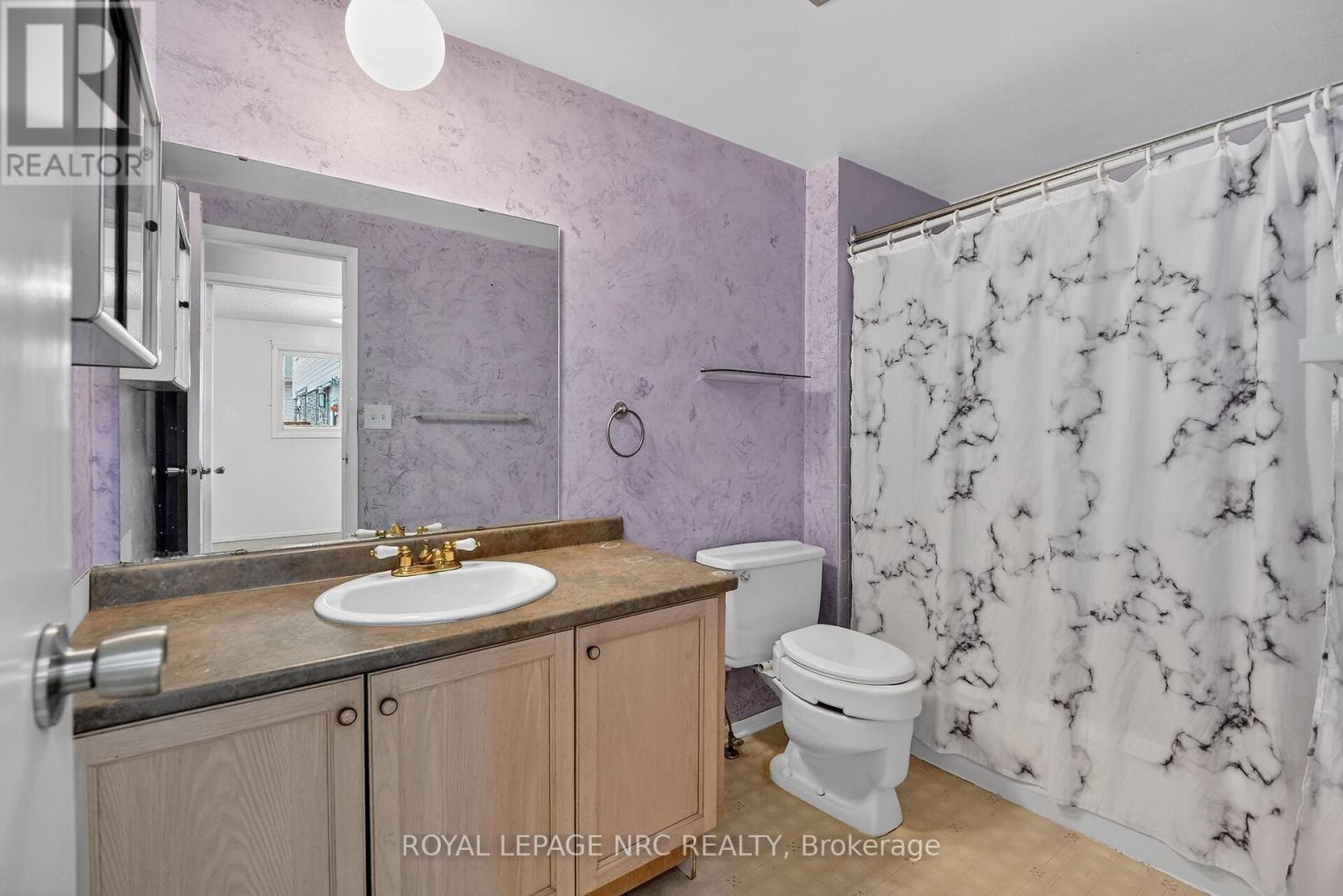 17 Elma Street, St. Catharines (Lakeport), ON - Indoor Photo Showing Bathroom