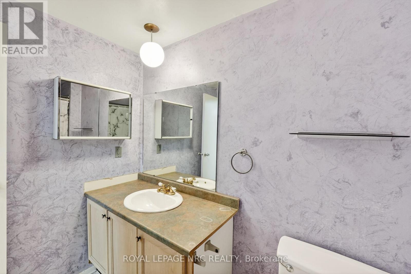 17 Elma Street, St. Catharines (Lakeport), ON - Indoor Photo Showing Bathroom