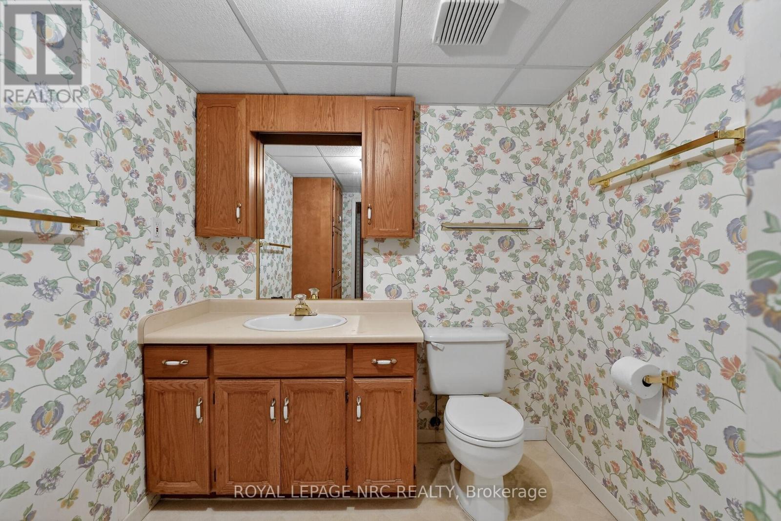 17 Elma Street, St. Catharines (Lakeport), ON - Indoor Photo Showing Bathroom
