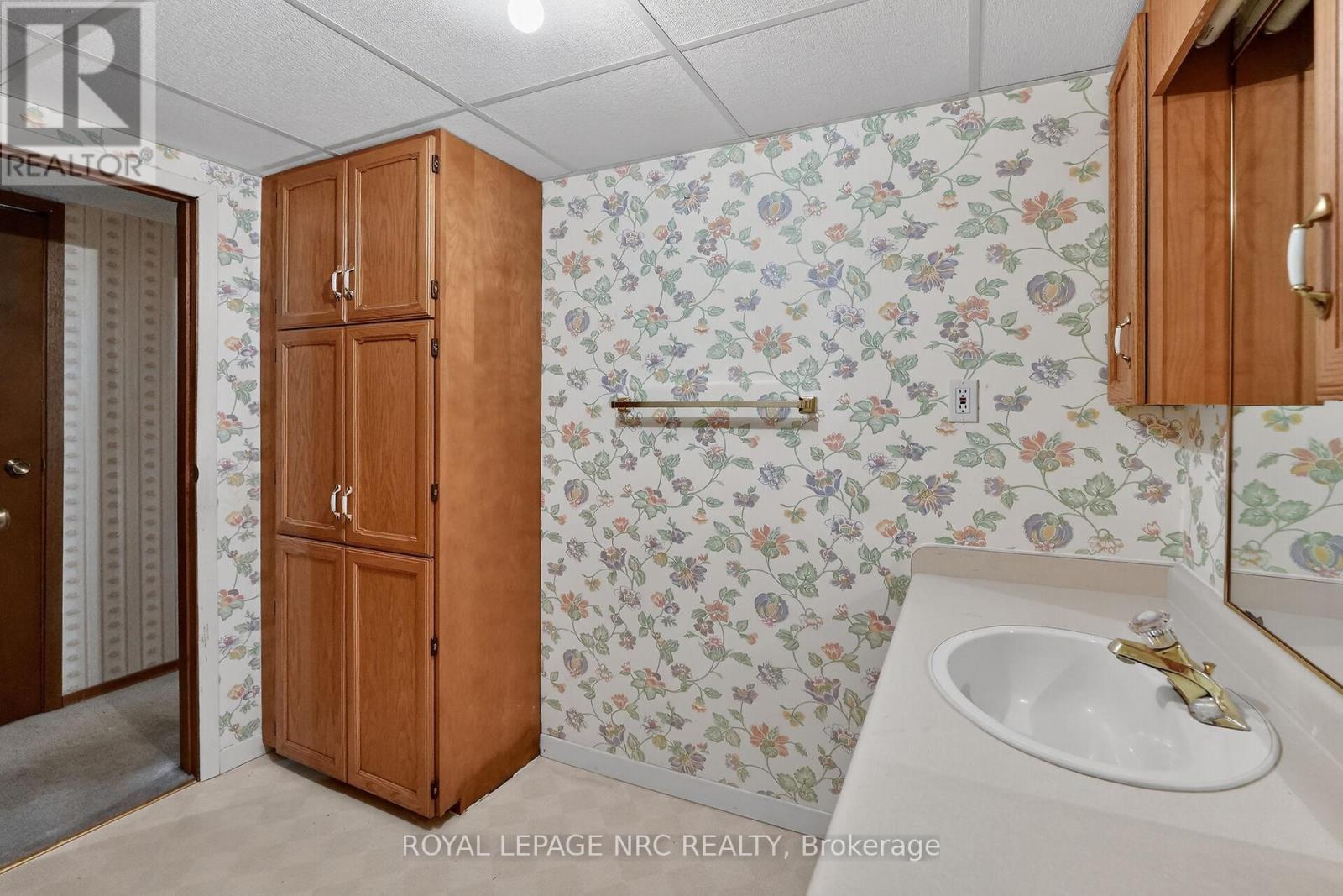 17 Elma Street, St. Catharines (Lakeport), ON - Indoor Photo Showing Bathroom