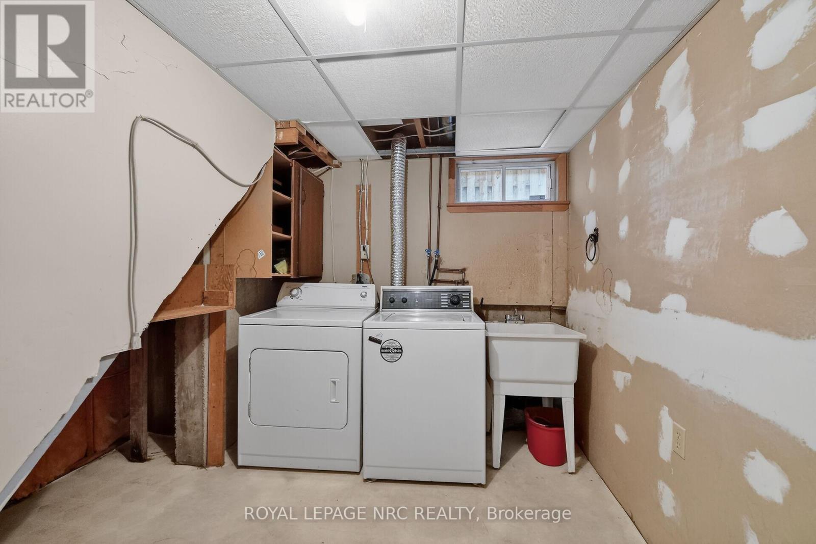 17 Elma Street, St. Catharines (Lakeport), ON - Indoor Photo Showing Laundry Room