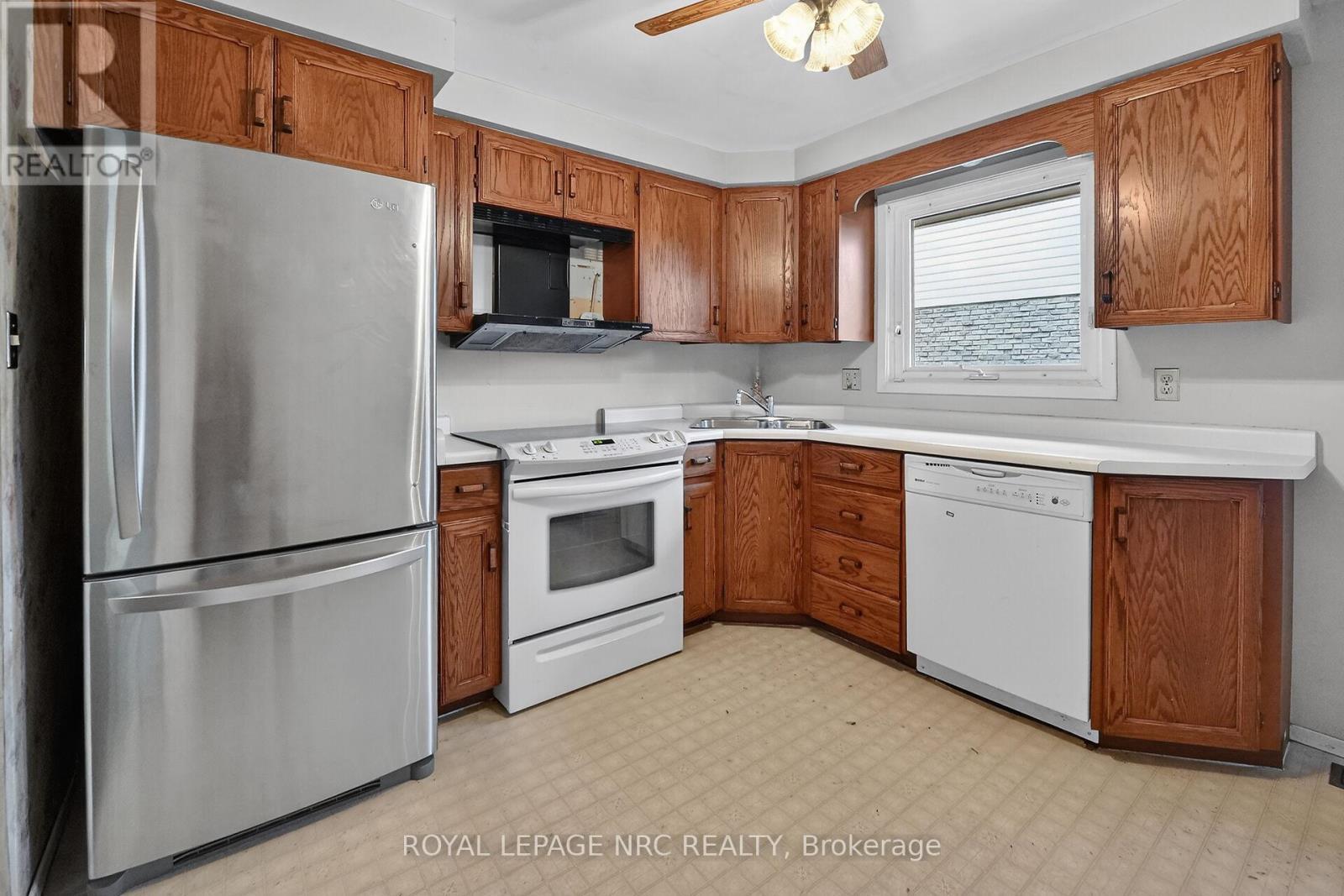 17 Elma Street, St. Catharines (Lakeport), ON - Indoor Photo Showing Kitchen