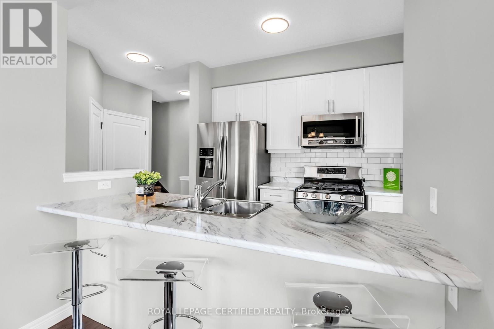 89 Bloom Crescent, Hamilton, ON - Indoor Photo Showing Kitchen With Stainless Steel Kitchen With Double Sink With Upgraded Kitchen