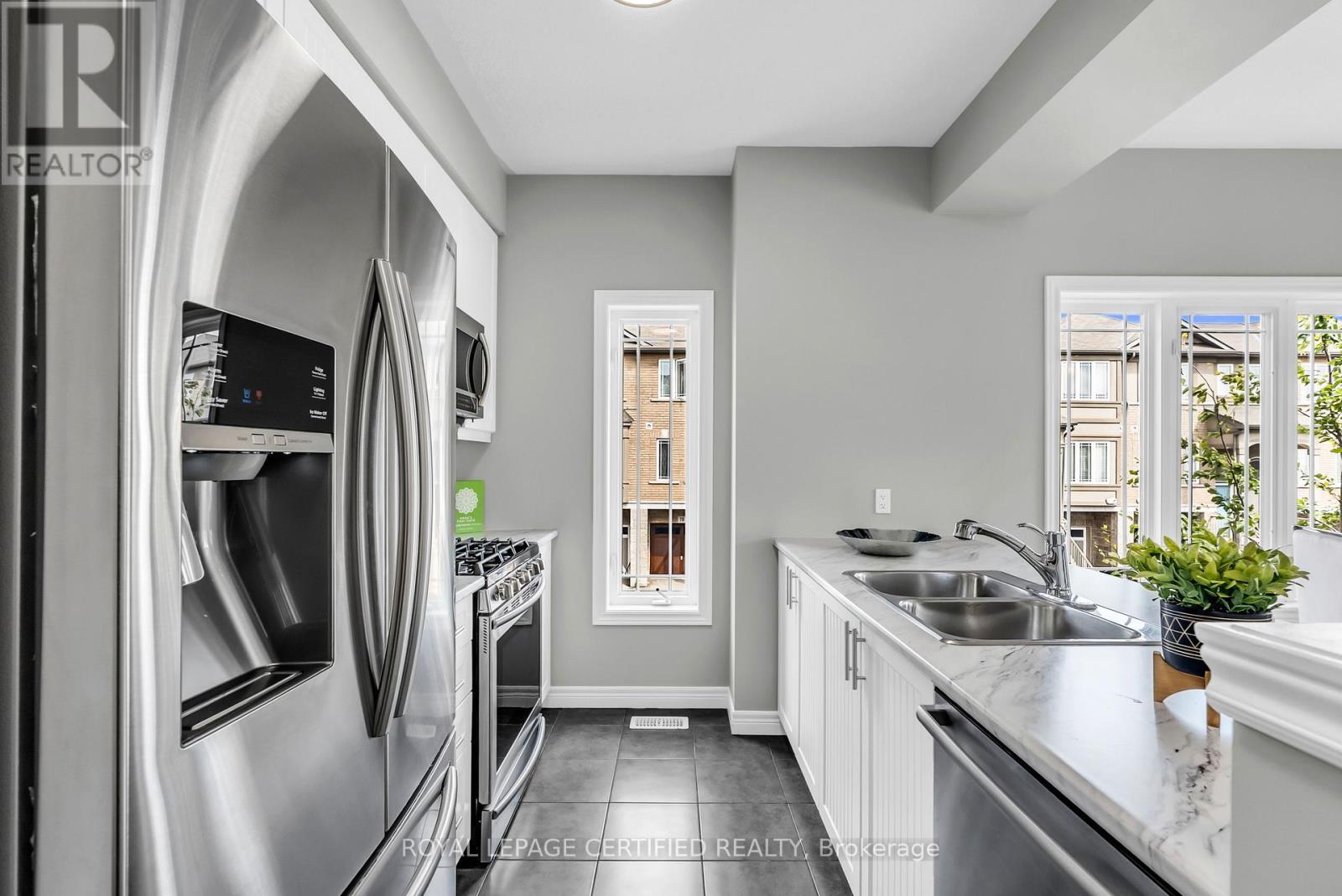 89 Bloom Crescent, Hamilton, ON - Indoor Photo Showing Kitchen With Stainless Steel Kitchen With Double Sink