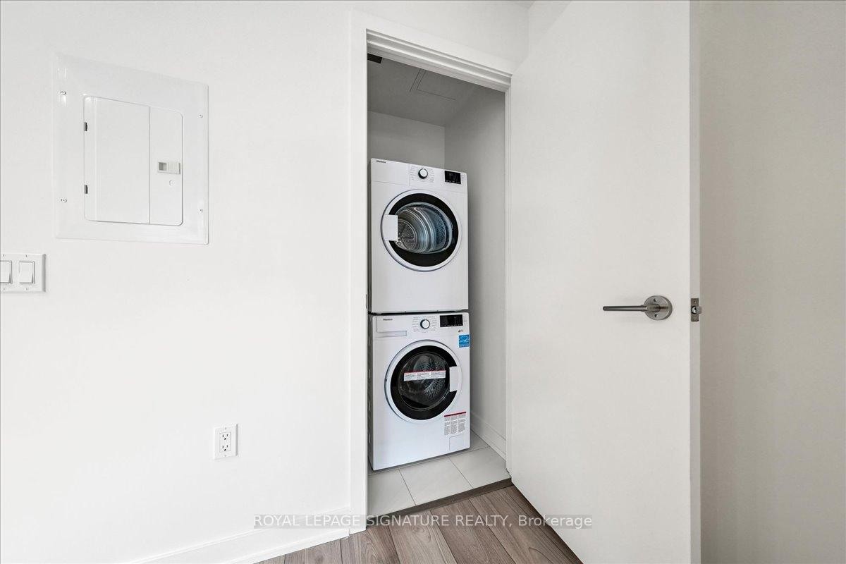 1313-120 Broadway Avenue, Toronto, ON - Indoor Photo Showing Laundry Room