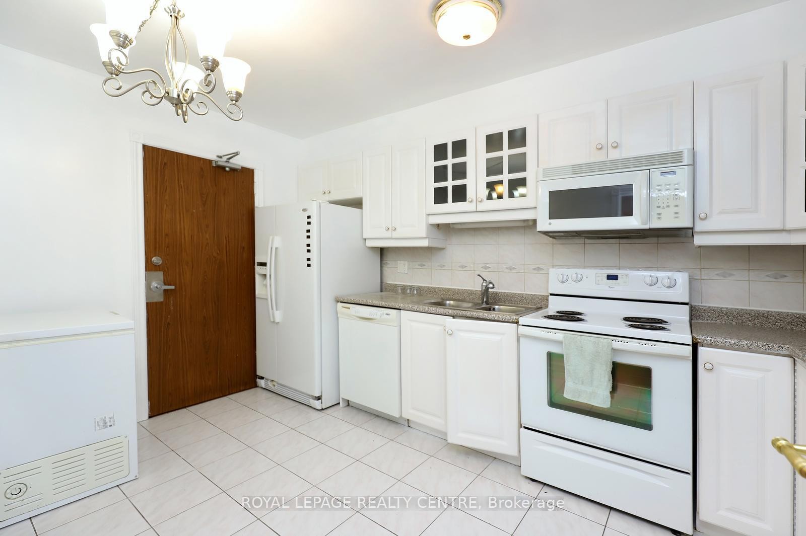1519-50 Mississauga Valley Boulevard, Mississauga, ON - Indoor Photo Showing Kitchen With Double Sink