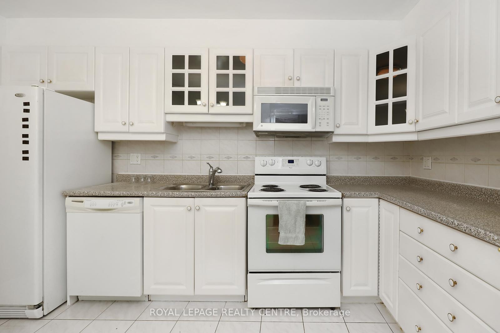 1519-50 Mississauga Valley Boulevard, Mississauga, ON - Indoor Photo Showing Kitchen With Double Sink