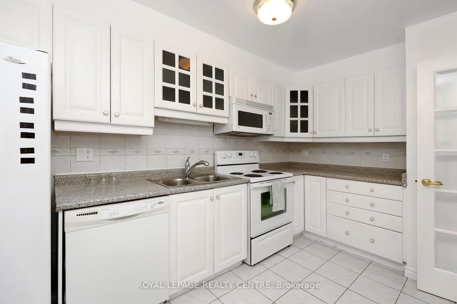 1519-50 Mississauga Valley Boulevard, Mississauga, ON - Indoor Photo Showing Kitchen With Double Sink