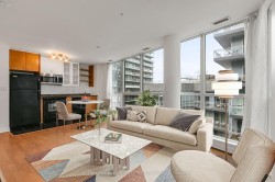 727-600 Fleet Street Toronto, ON M5V 1B7