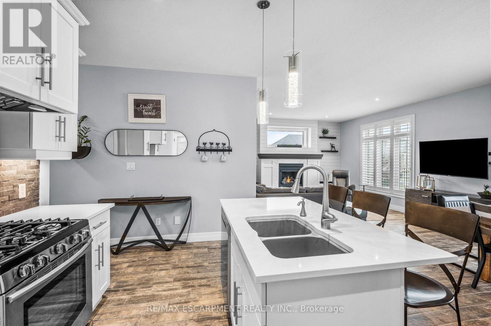100 Tamarack Boulevard, Woodstock, ON - Indoor Photo Showing Kitchen With Double Sink With Upgraded Kitchen