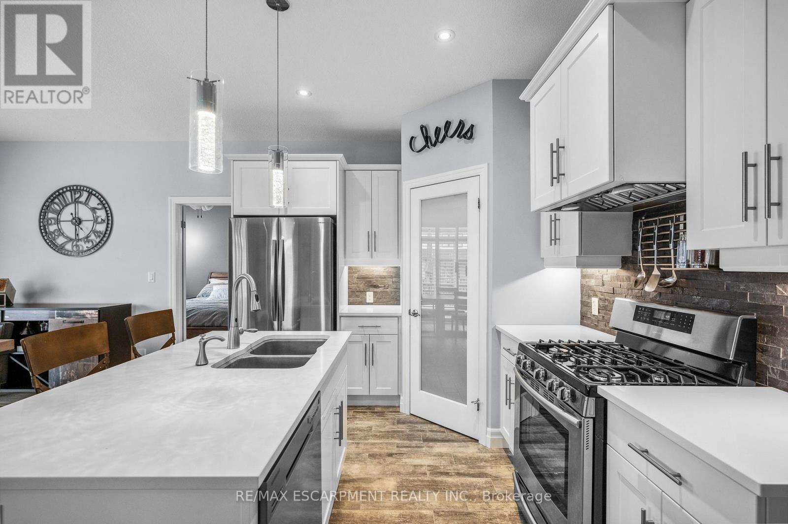 100 Tamarack Boulevard, Woodstock, ON - Indoor Photo Showing Kitchen With Double Sink With Upgraded Kitchen