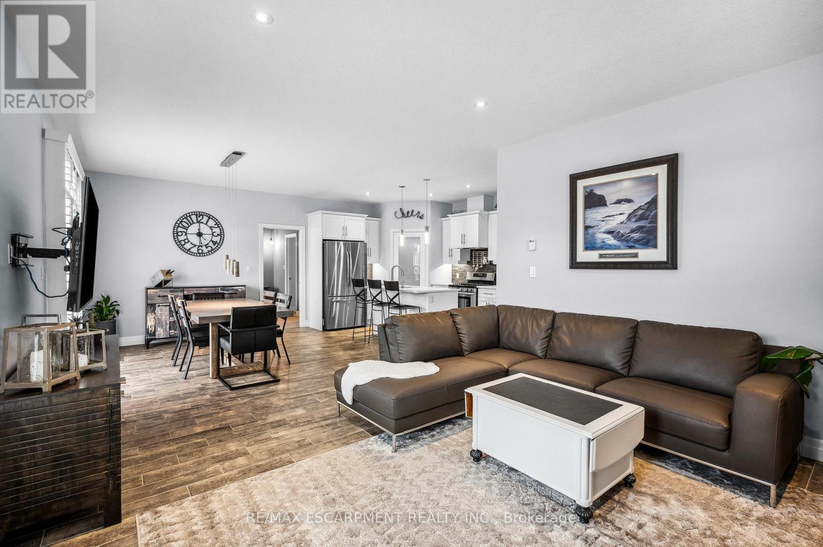 100 Tamarack Boulevard, Woodstock, ON - Indoor Photo Showing Living Room