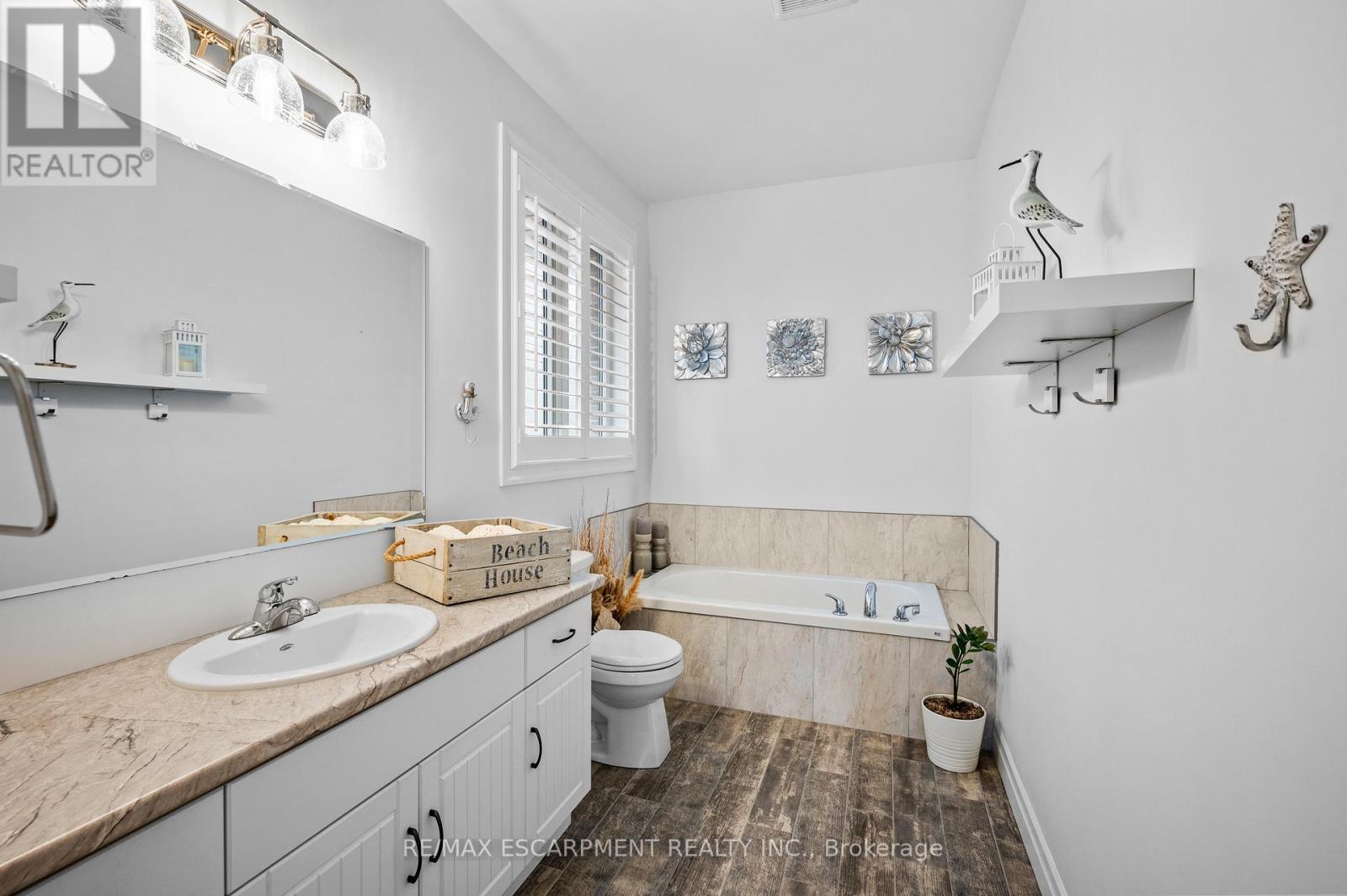 100 Tamarack Boulevard, Woodstock, ON - Indoor Photo Showing Bathroom