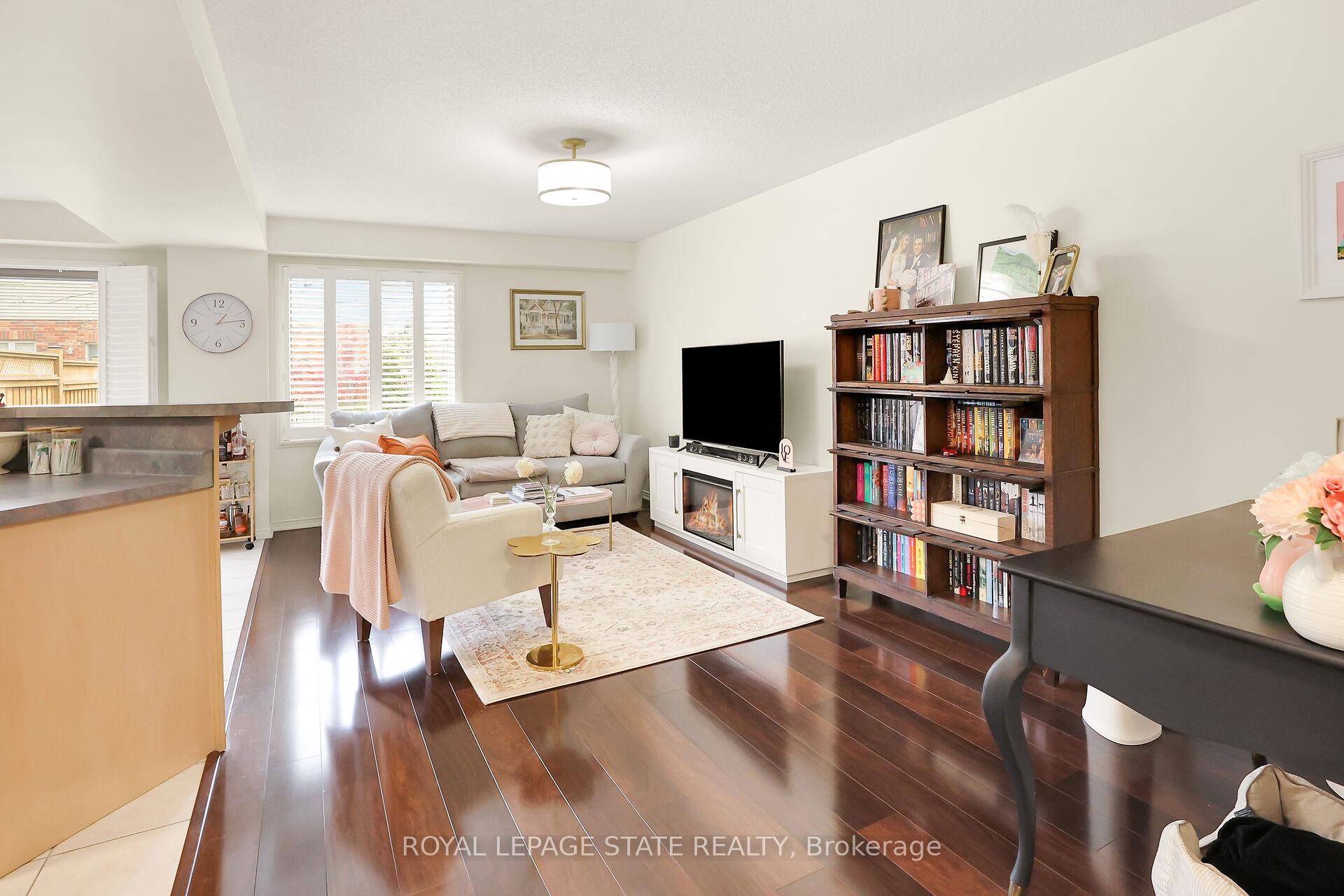 19 Beech Street, Grimsby, ON - Indoor Photo Showing Living Room
