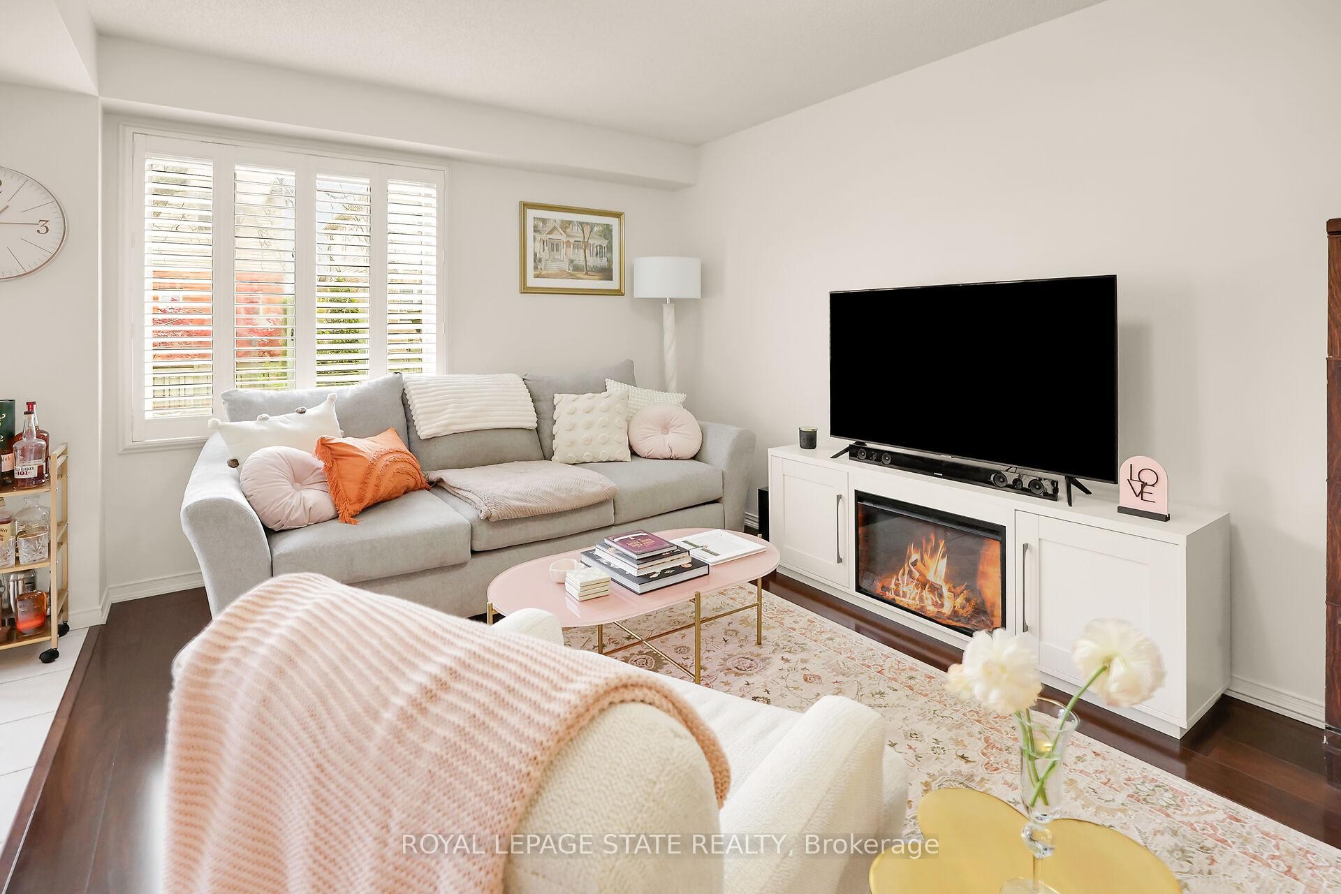 19 Beech Street, Grimsby, ON - Indoor Photo Showing Living Room With Fireplace