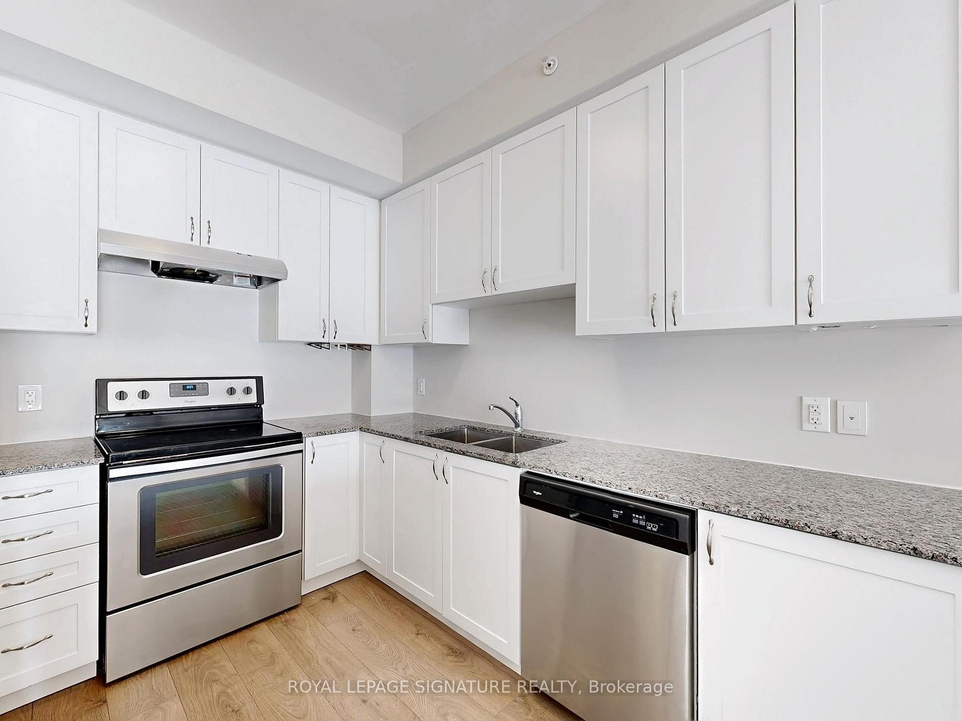 114-481 Rupert Avenue, Whitchurch-Stouffville, ON - Indoor Photo Showing Kitchen With Stainless Steel Kitchen With Double Sink