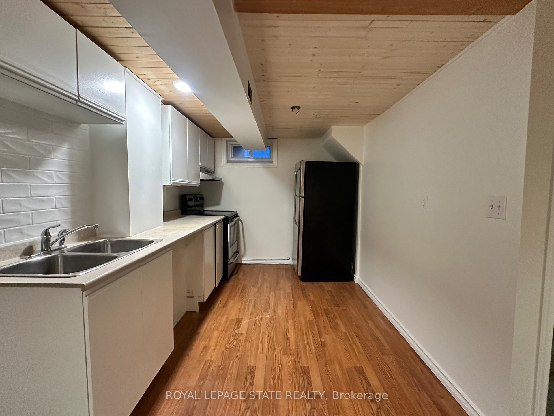 Lower-10 Glenellen Drive, St. Catharines, ON - Indoor Photo Showing Kitchen With Double Sink