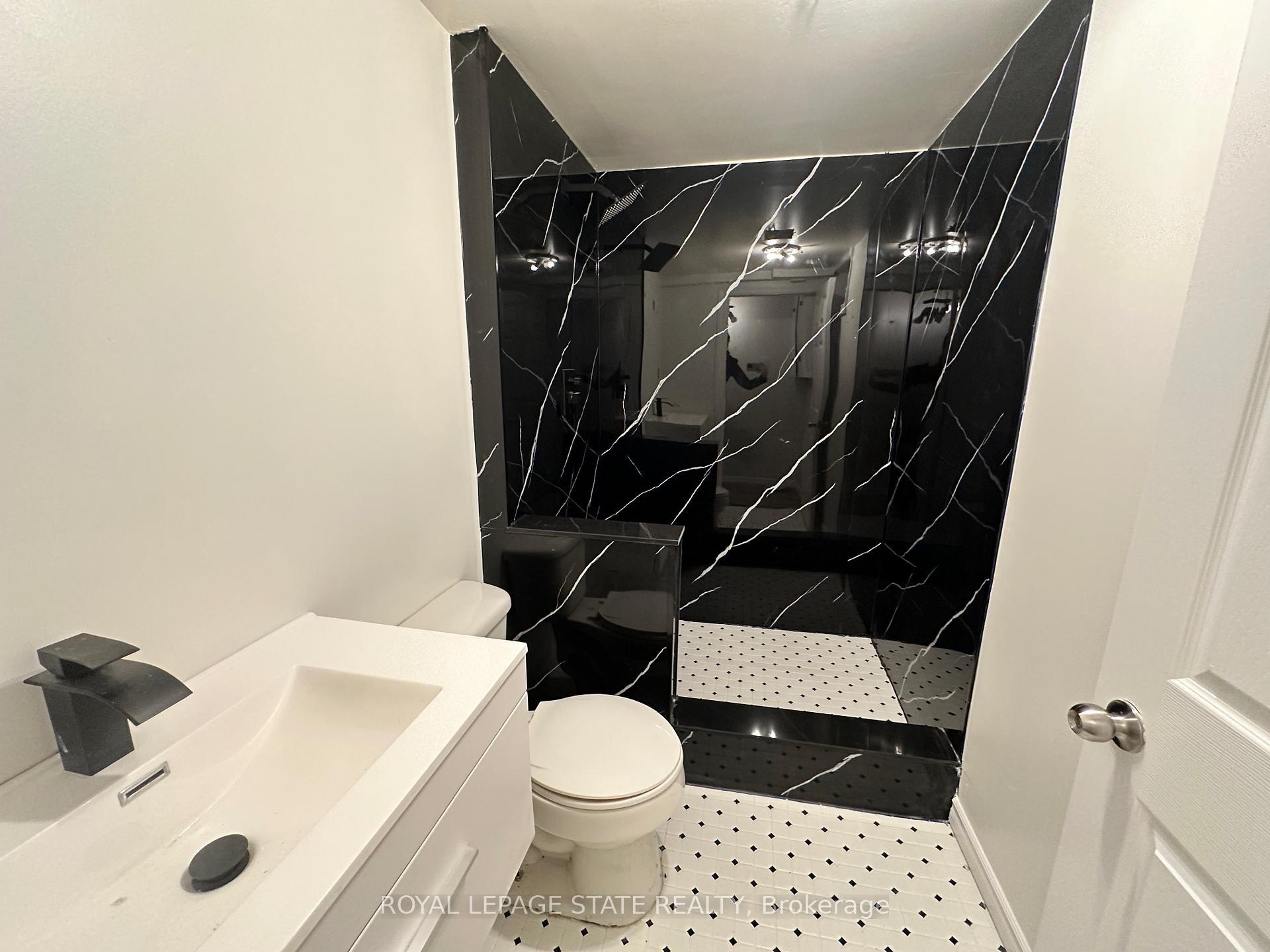 Lower-10 Glenellen Drive, St. Catharines, ON - Indoor Photo Showing Bathroom