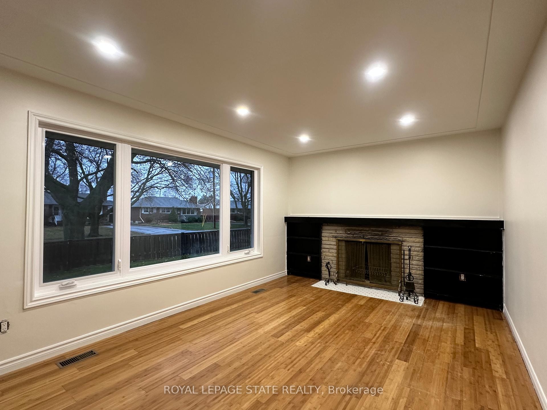 Upper-10 Glenellen Drive, St. Catharines, ON - Indoor