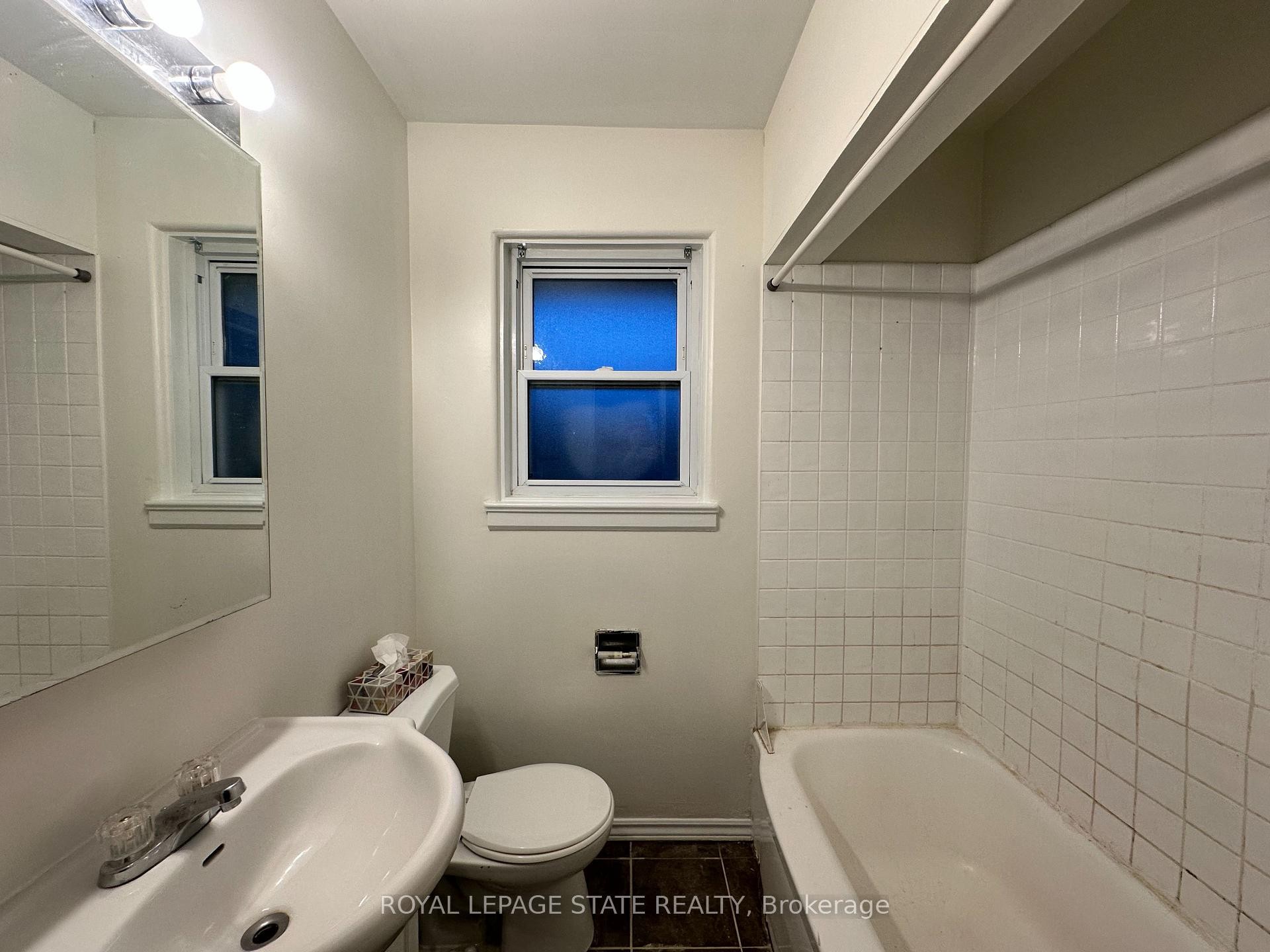 Upper-10 Glenellen Drive, St. Catharines, ON - Indoor Photo Showing Bathroom