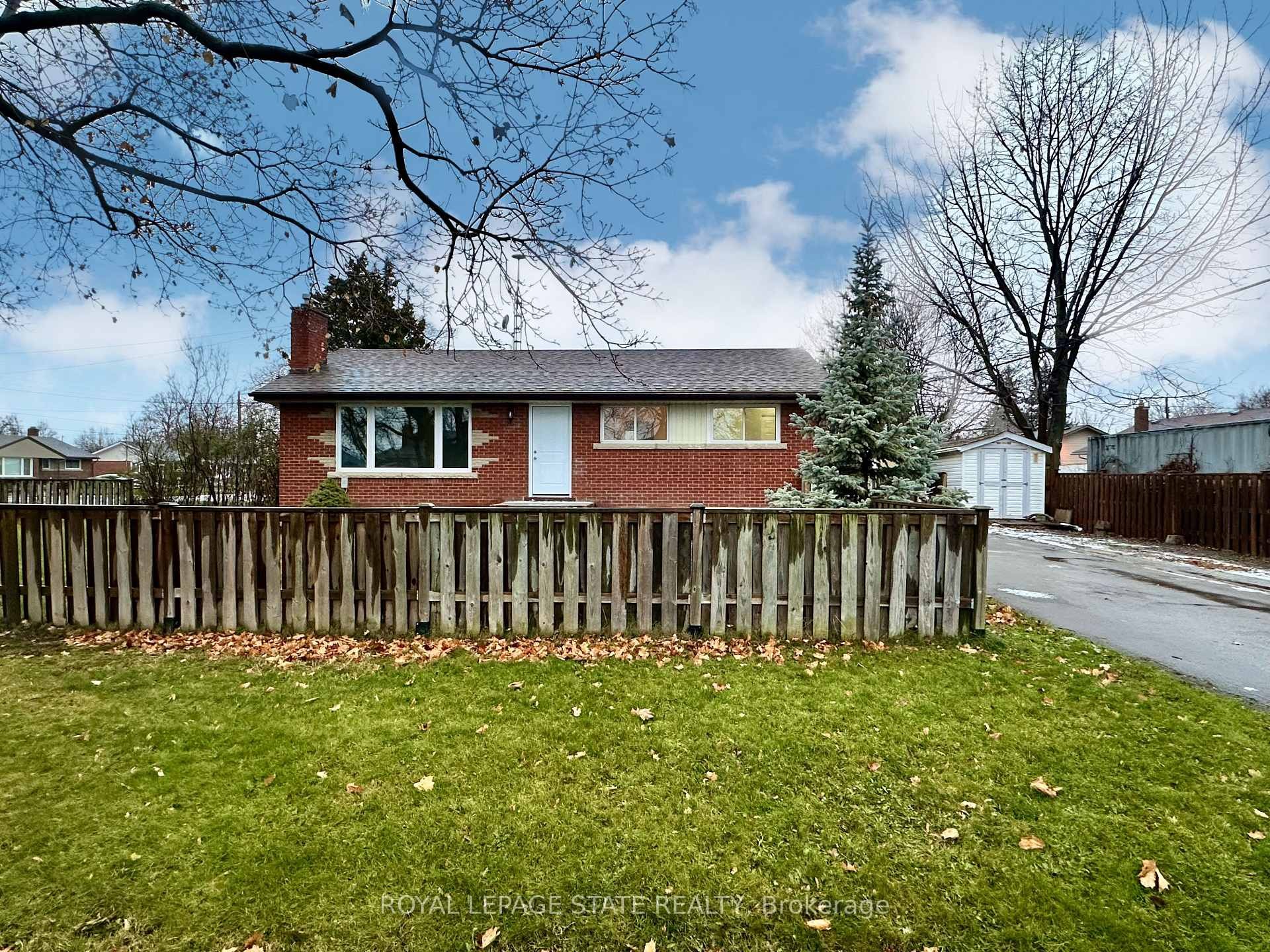 Upper-10 Glenellen Drive, St. Catharines, ON - Outdoor