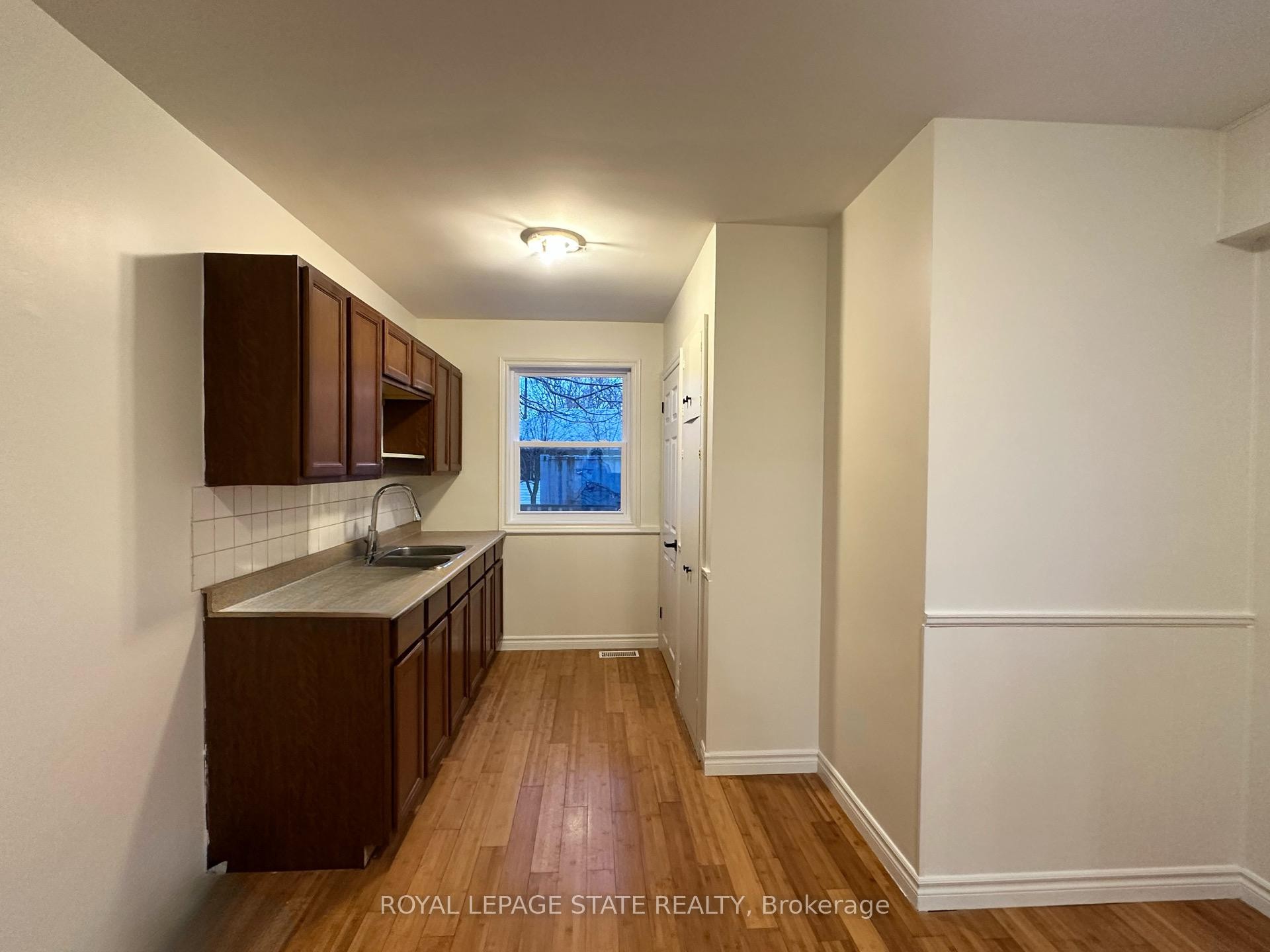 Upper-10 Glenellen Drive, St. Catharines, ON - Indoor