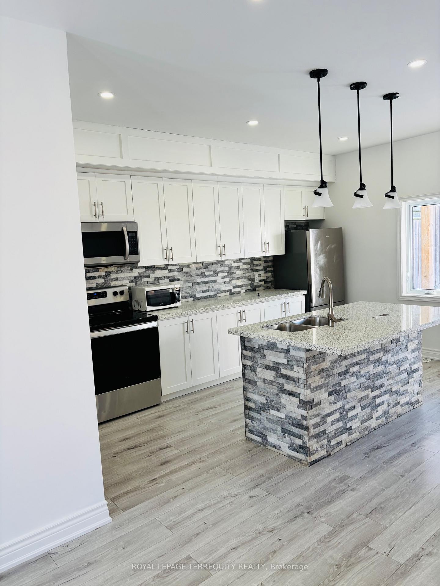 308 Nassau Street, Oshawa, ON - Indoor Photo Showing Kitchen With Double Sink With Upgraded Kitchen