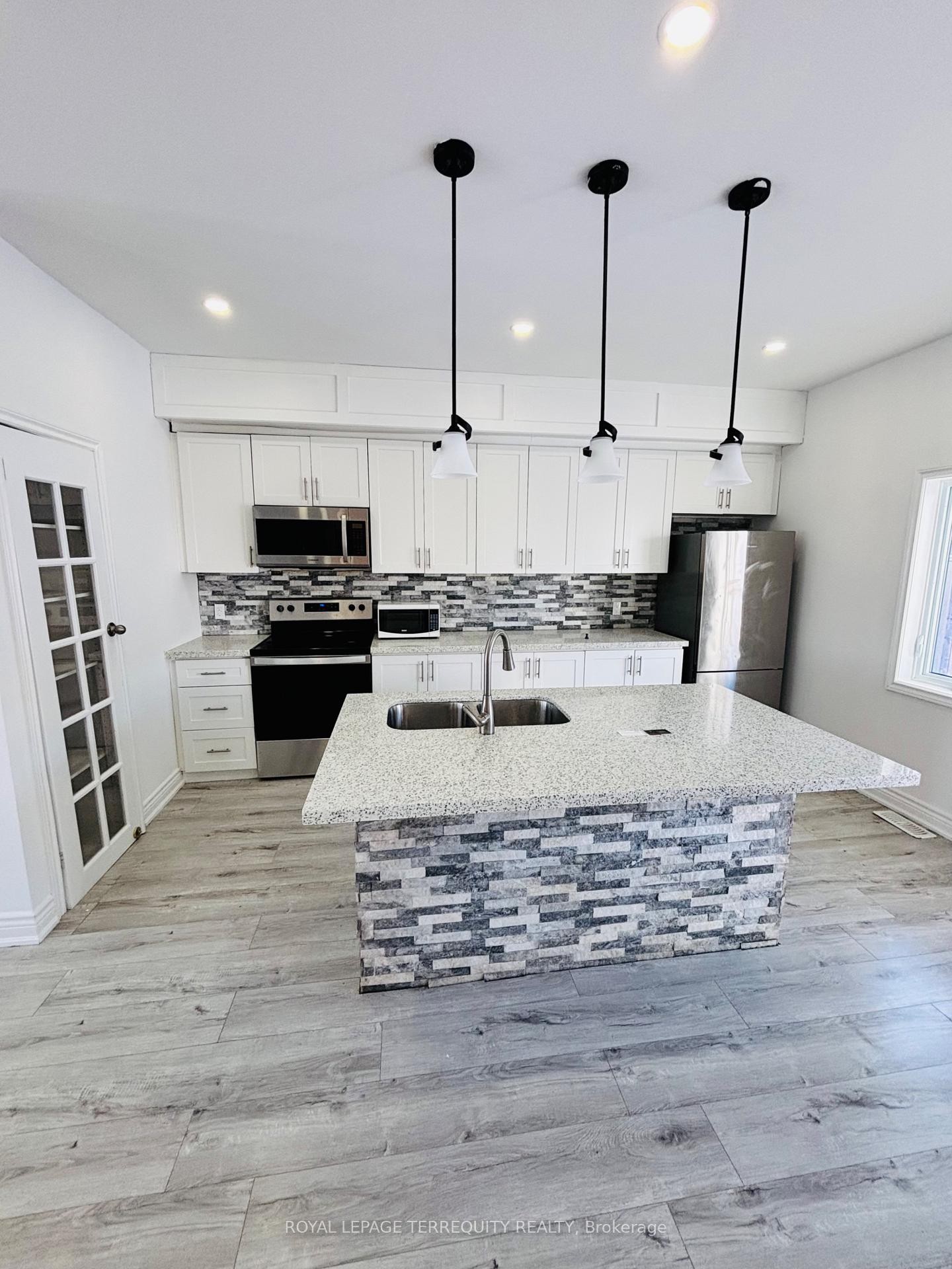 308 Nassau Street, Oshawa, ON - Indoor Photo Showing Kitchen With Double Sink With Upgraded Kitchen