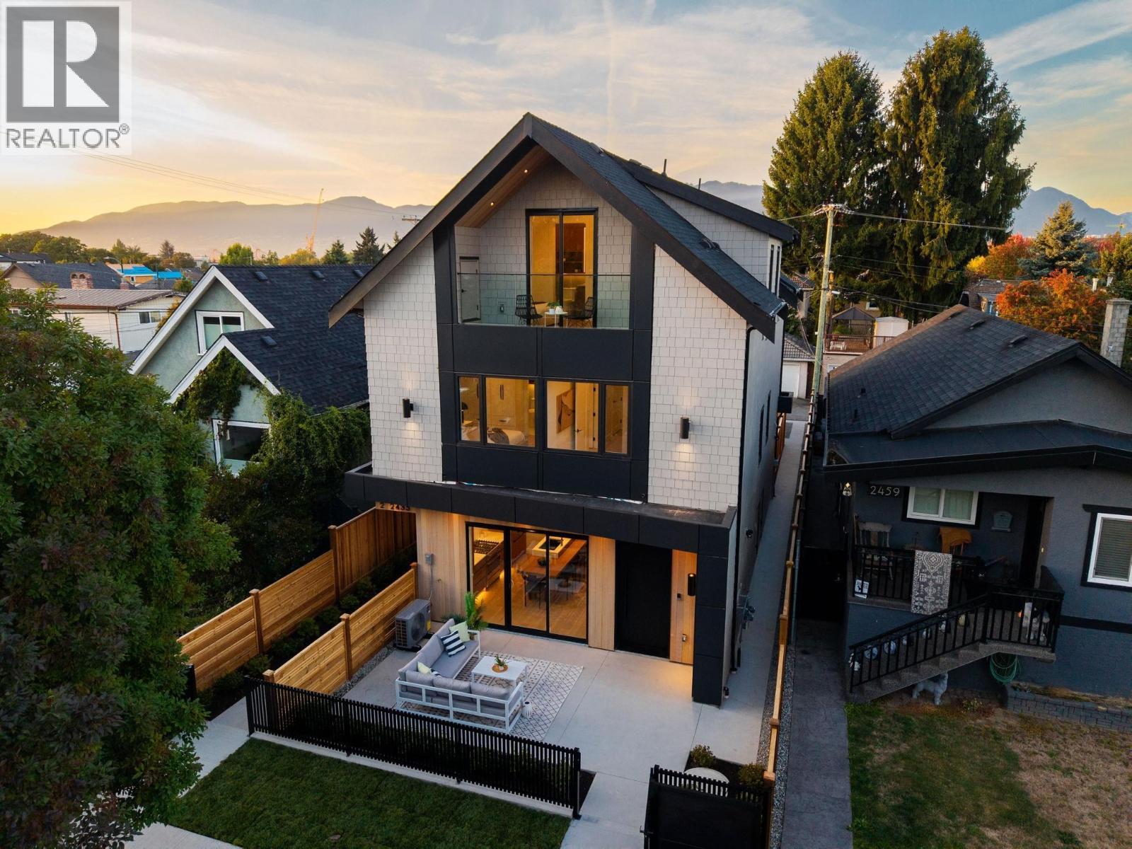 1 2435 Napier Street, Vancouver, BC - Outdoor