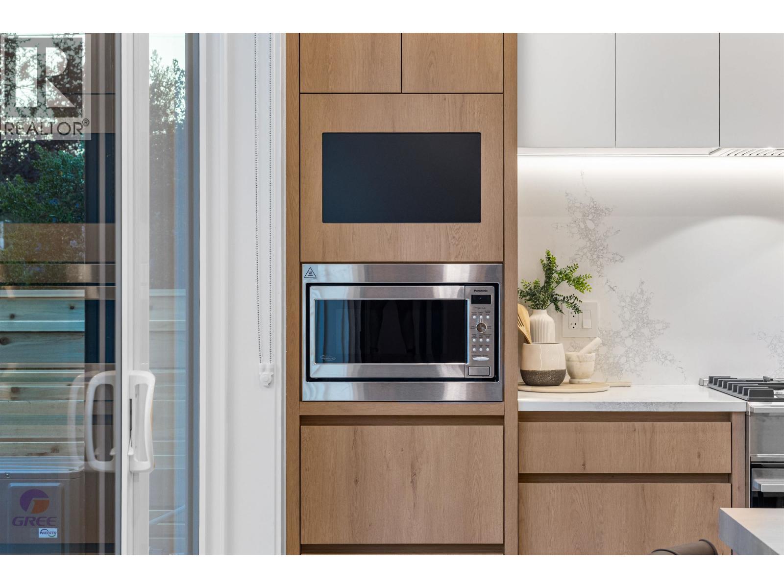 1 2435 Napier Street, Vancouver, BC - Indoor Photo Showing Kitchen